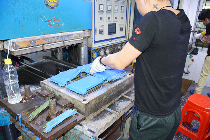 硅膠模壓成型的優(yōu)點(diǎn)和缺點(diǎn) 硅膠模壓成型的優(yōu)點(diǎn)和缺點(diǎn)