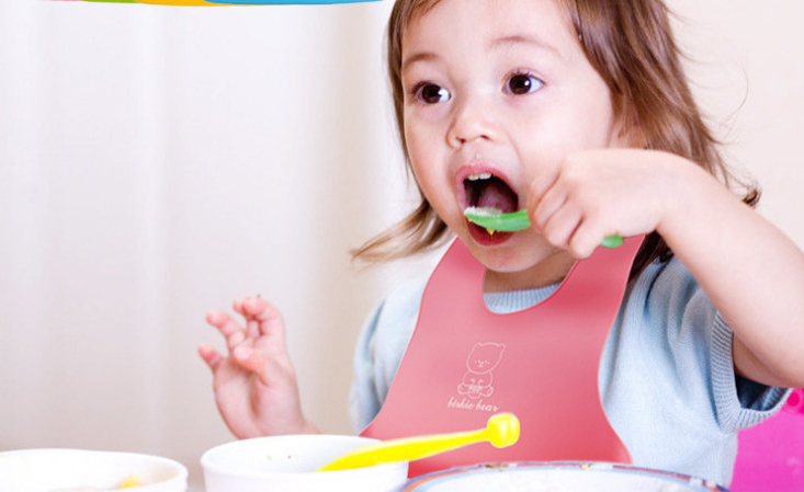 單色硅膠圍嘴兜和雙色硅膠圍嘴兜有什么不同 單色硅膠圍嘴兜和雙色硅膠圍嘴兜有什么不同