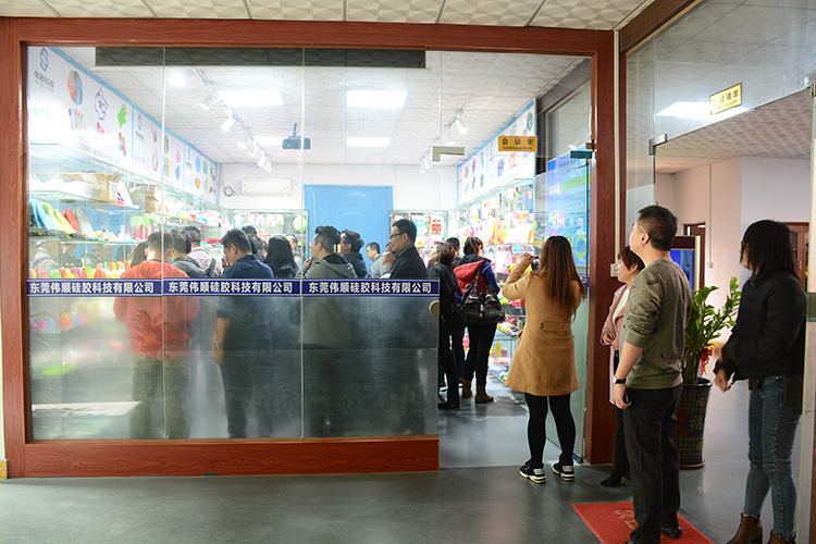 國內硅膠產品在近幾年得到了非常廣泛的發展,從最開始的硅膠電子配件、硅膠蛋糕模具、硅膠廚具、硅膠母嬰用品、硅膠成人用品再到硅膠玩具、硅膠禮品、硅膠創意產品,可以說硅膠產品已經遍布各類大小行業,之前塑膠行業的產品現在都開始往硅膠方面開發,硅膠相比塑膠擁有安全無毒、環保、柔韌性好、使用壽命長等特點。隨著消費者對硅膠產品的逐漸認可到喜愛,我們生活中隨處可以看到硅膠的產品。 國內硅膠產品在近幾年得到了非常廣泛的發展,從最開始的硅膠電子配件、硅膠蛋糕模具、硅膠廚具、硅膠母嬰用品、硅膠成人用品再到硅膠玩具、硅膠禮品、硅膠創意產品,可以說硅膠產品已經遍布各類大小行業,之前塑膠行業的產品現在都開始往硅膠方面開發,硅膠相比塑膠擁有安全無毒、環保、柔韌性好、使用壽命長等特點。隨著消費者對硅膠產品的逐漸認可到喜愛,我們生活中隨處可以看到硅膠的產品。