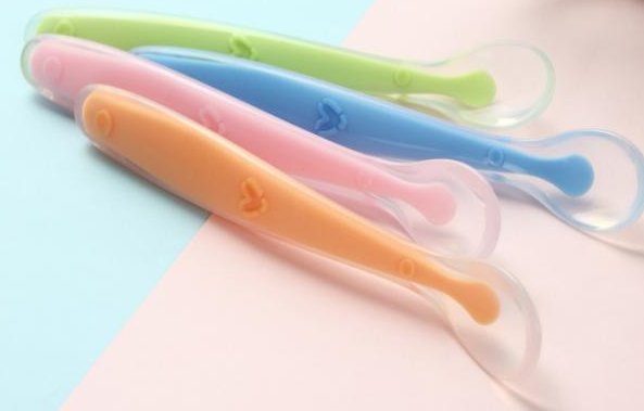 寶寶可以用硅膠勺子嗎-嬰兒用硅膠勺子安全嗎對孩子的身體好嗎,寶寶六個月以后,就可以添加輔食了,添加輔食對于小寶寶來說,可是打開了新世界的大門,他們可以用味蕾體驗這個豐富多彩的世界,品嘗媽媽精心準備的各種美食。寶寶在品嘗美味輔食之前還需要一把打開新世界大門的鑰匙,一把好用的硅膠勺子。相對于怎么給寶寶選擇奶瓶啊、選擇碗啊,給寶寶選擇一把合適的硅膠勺子更有講究!因為寶寶使用的勺子是什么材質、款式,包括其功能,這都是需要家長去考慮關注的問題!那么,寶寶可以用硅膠勺子嗎-嬰兒用硅膠勺子安全嗎對孩子的身體好嗎? 寶寶可以用硅膠勺子嗎-嬰兒用硅膠勺子安全嗎對孩子的身體好嗎,寶寶六個月以后,就可以添加輔食了,添加輔食對于小寶寶來說,可是打開了新世界的大門,他們可以用味蕾體驗這個豐富多彩的世界,品嘗媽媽精心準備的各種美食。寶寶在品嘗美味輔食之前還需要一把打開新世界大門的鑰匙,一把好用的硅膠勺子。相對于怎么給寶寶選擇奶瓶啊、選擇碗啊,給寶寶選擇一把合適的硅膠勺子更有講究!因為寶寶使用的勺子是什么材質、款式,包括其功能,這都是需要家長去考慮關注的問題!那么,寶寶可以用硅膠勺子嗎-嬰兒用硅膠勺子安全嗎對孩子的身體好嗎?