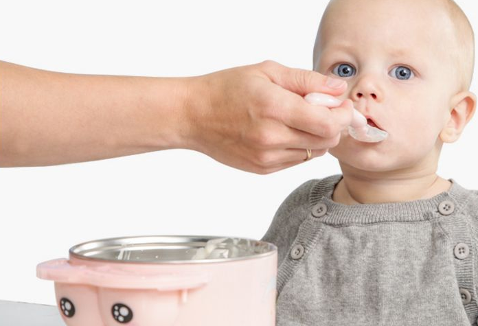 寶寶可以用硅膠勺子嗎-嬰兒用硅膠勺子安全嗎對孩子的身體好嗎,寶寶六個月以后,就可以添加輔食了,添加輔食對于小寶寶來說,可是打開了新世界的大門,他們可以用味蕾體驗這個豐富多彩的世界,品嘗媽媽精心準備的各種美食。寶寶在品嘗美味輔食之前還需要一把打開新世界大門的鑰匙,一把好用的硅膠勺子。相對于怎么給寶寶選擇奶瓶啊、選擇碗啊,給寶寶選擇一把合適的硅膠勺子更有講究!因為寶寶使用的勺子是什么材質、款式,包括其功能,這都是需要家長去考慮關注的問題!那么,寶寶可以用硅膠勺子嗎-嬰兒用硅膠勺子安全嗎對孩子的身體好嗎? 寶寶可以用硅膠勺子嗎-嬰兒用硅膠勺子安全嗎對孩子的身體好嗎,寶寶六個月以后,就可以添加輔食了,添加輔食對于小寶寶來說,可是打開了新世界的大門,他們可以用味蕾體驗這個豐富多彩的世界,品嘗媽媽精心準備的各種美食。寶寶在品嘗美味輔食之前還需要一把打開新世界大門的鑰匙,一把好用的硅膠勺子。相對于怎么給寶寶選擇奶瓶啊、選擇碗啊,給寶寶選擇一把合適的硅膠勺子更有講究!因為寶寶使用的勺子是什么材質、款式,包括其功能,這都是需要家長去考慮關注的問題!那么,寶寶可以用硅膠勺子嗎-嬰兒用硅膠勺子安全嗎對孩子的身體好嗎?