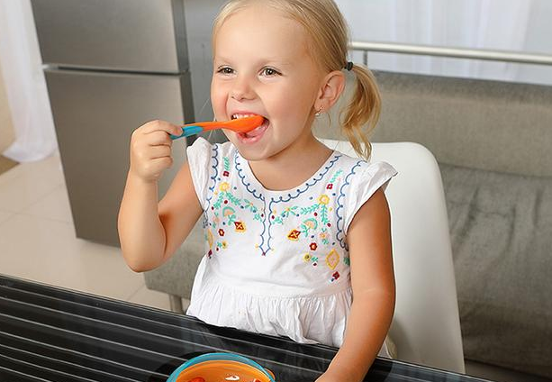 寶寶可以用硅膠勺子嗎-嬰兒用硅膠勺子安全嗎對孩子的身體好嗎,寶寶六個月以后,就可以添加輔食了,添加輔食對于小寶寶來說,可是打開了新世界的大門,他們可以用味蕾體驗這個豐富多彩的世界,品嘗媽媽精心準備的各種美食。寶寶在品嘗美味輔食之前還需要一把打開新世界大門的鑰匙,一把好用的硅膠勺子。相對于怎么給寶寶選擇奶瓶啊、選擇碗啊,給寶寶選擇一把合適的硅膠勺子更有講究!因為寶寶使用的勺子是什么材質、款式,包括其功能,這都是需要家長去考慮關注的問題!那么,寶寶可以用硅膠勺子嗎-嬰兒用硅膠勺子安全嗎對孩子的身體好嗎? 寶寶可以用硅膠勺子嗎-嬰兒用硅膠勺子安全嗎對孩子的身體好嗎,寶寶六個月以后,就可以添加輔食了,添加輔食對于小寶寶來說,可是打開了新世界的大門,他們可以用味蕾體驗這個豐富多彩的世界,品嘗媽媽精心準備的各種美食。寶寶在品嘗美味輔食之前還需要一把打開新世界大門的鑰匙,一把好用的硅膠勺子。相對于怎么給寶寶選擇奶瓶啊、選擇碗啊,給寶寶選擇一把合適的硅膠勺子更有講究!因為寶寶使用的勺子是什么材質、款式,包括其功能,這都是需要家長去考慮關注的問題!那么,寶寶可以用硅膠勺子嗎-嬰兒用硅膠勺子安全嗎對孩子的身體好嗎?