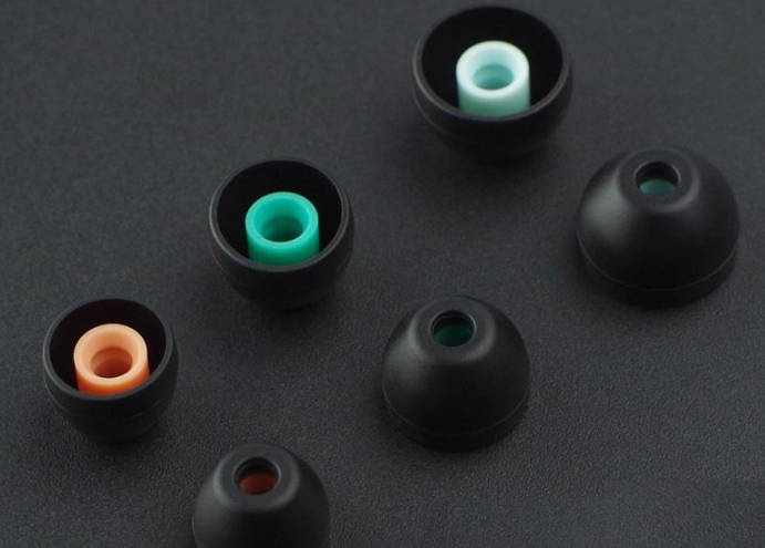 硅膠套前端深入貼合耳道直接起到了隔絕噪音的作用 硅膠套前端深入貼合耳道直接起到了隔絕噪音的作用