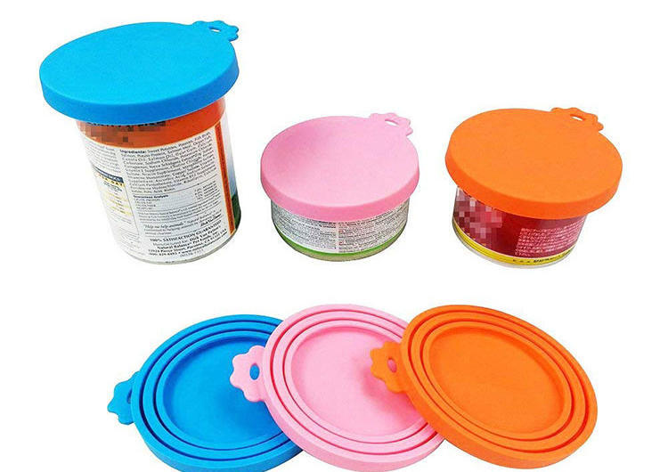 硅膠罐頭蓋-食品級硅膠寵物罐頭蓋定制廠家電話-東莞硅膠罐頭蓋工廠批發(fā)價格,蓋子有三種尺寸大小,可以蓋不同大小的罐頭,是連在一起的哈,不是分開的喲,直接整個套在打開的貓罐頭上就可以啦,用起來也非常方便。蓋上之后就不怕罐頭壞啦,第二天照樣可以打開,可以繼續(xù)享受美味, 還有配套的小勺子,用來挖濕糧什么的可方便咯~~采用硅膠材料精制而成,無毒無害,產(chǎn)品設計精巧,不易變形,很軟的手感,不是那種硬邦邦的,密封性更好。  硅膠罐頭蓋-食品級硅膠寵物罐頭蓋定制廠家電話-東莞硅膠罐頭蓋工廠批發(fā)價格,蓋子有三種尺寸大小,可以蓋不同大小的罐頭,是連在一起的哈,不是分開的喲,直接整個套在打開的貓罐頭上就可以啦,用起來也非常方便。蓋上之后就不怕罐頭壞啦,第二天照樣可以打開,可以繼續(xù)享受美味, 還有配套的小勺子,用來挖濕糧什么的可方便咯~~采用硅膠材料精制而成,無毒無害,產(chǎn)品設計精巧,不易變形,很軟的手感,不是那種硬邦邦的,密封性更好。